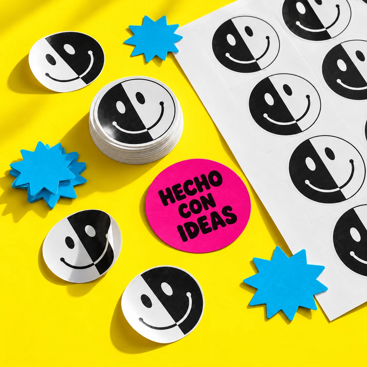 Muestra conceptual de etiquetas magenta y adhesivos cian sobre fondo amarillo